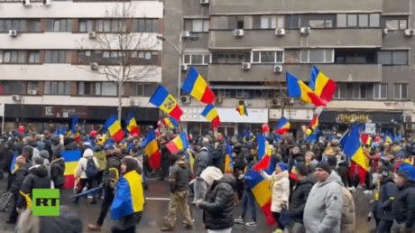 Tens of thousands rally in support of NATO-skeptic Romanian politician (VIDEO)