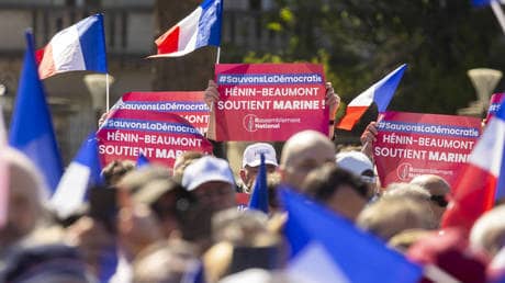Thousands join Paris rally in support of Le Pen