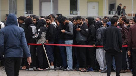 Germany freezes major refugee program – media